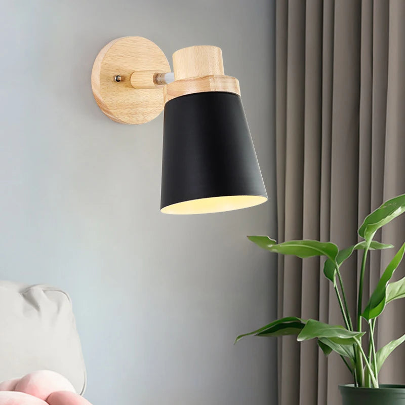 Nordisk vägglampa i trä och metall med E27 för sovrum vardagsrum sängbelysning