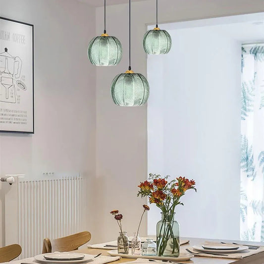 Nordisk glas pendellampa med grönt bladmotiv för matsal vardagsrum sovrum