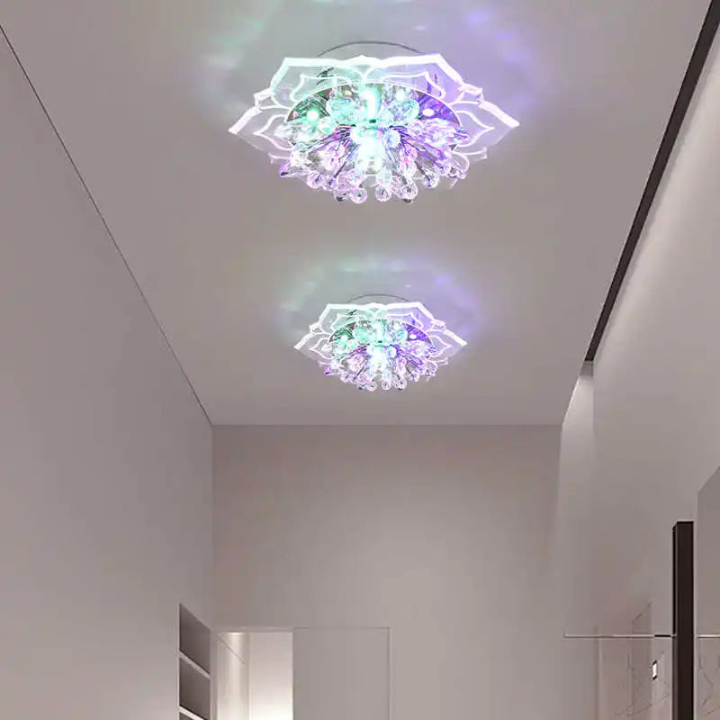 Modern taklampa med kristalldetaljer i blomdesign