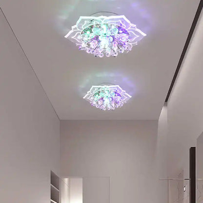 Modern taklampa med kristalldetaljer i blomdesign