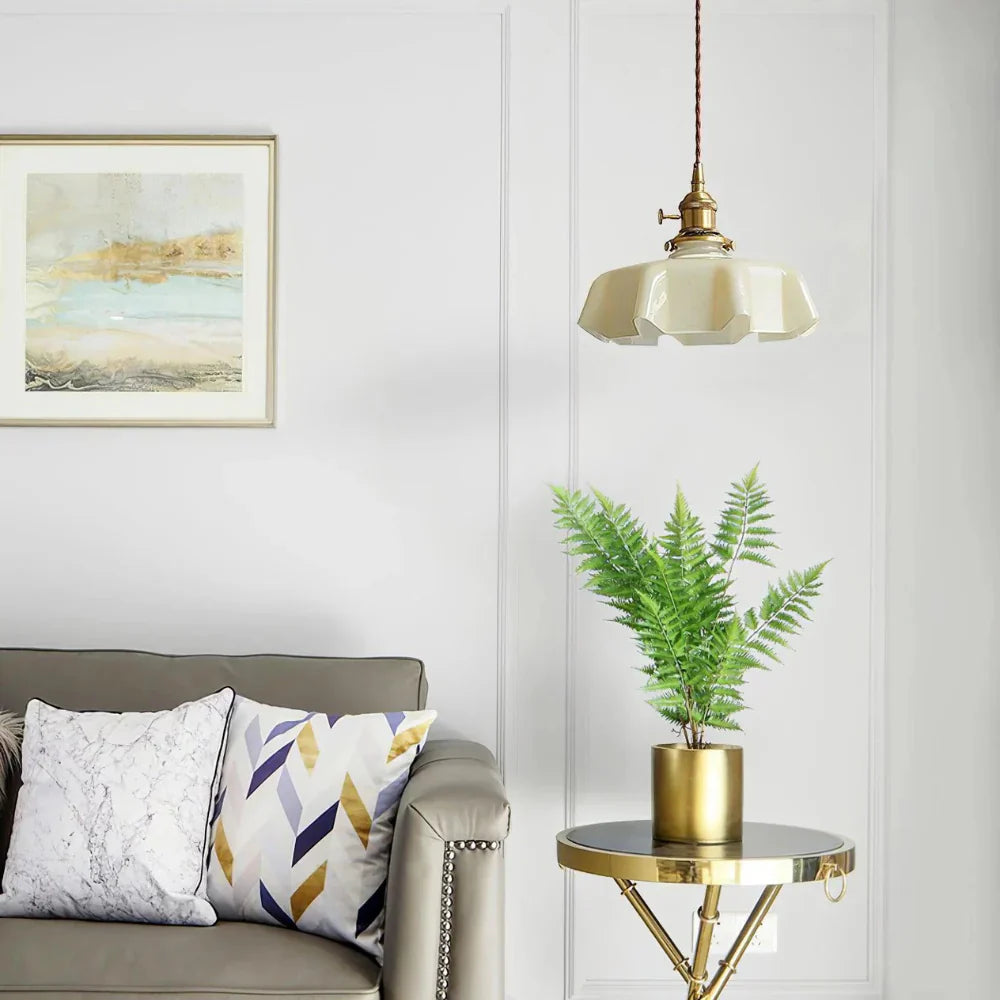 Retro pendellampa i glas och mässing med klassisk design för kök och matsal