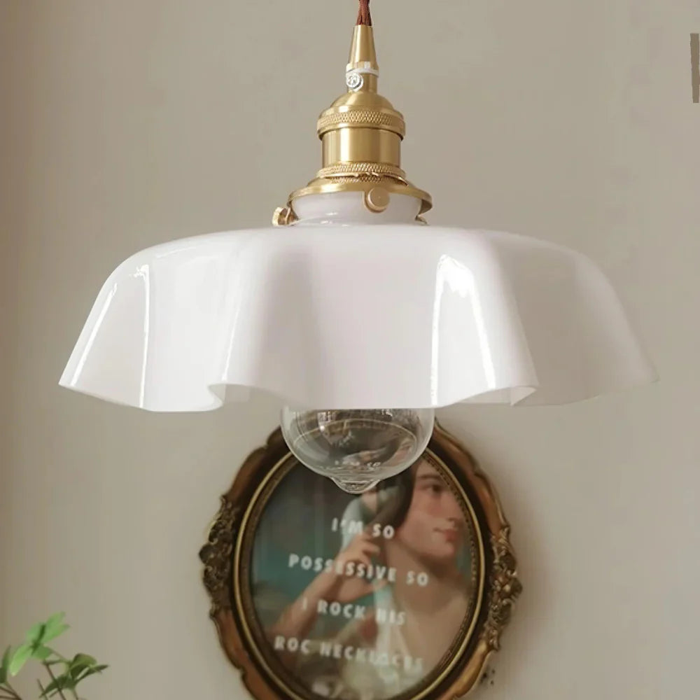 Retro pendellampa i glas och mässing med klassisk design för kök och matsal