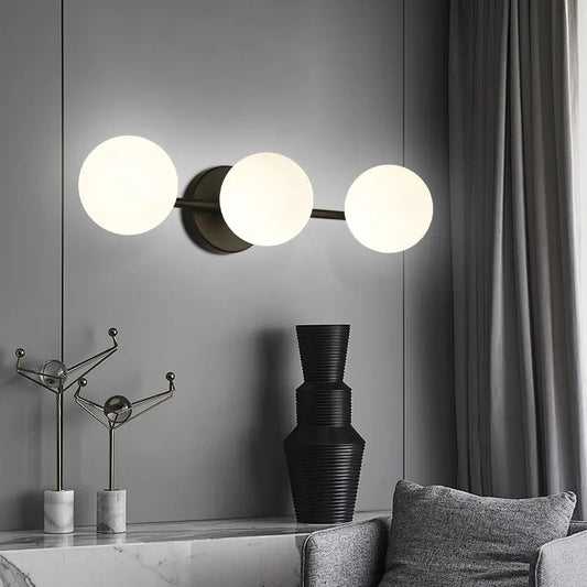 Nordic Vägglampa med Tre Frostade Glasglober LED Svart Metall