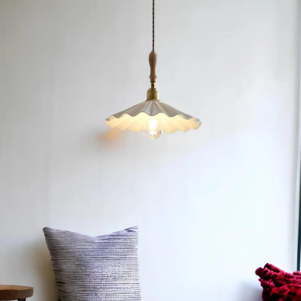 Boho pendellampa i räfflad keramik med trädetaljer för kök matsal och vardagsrum
