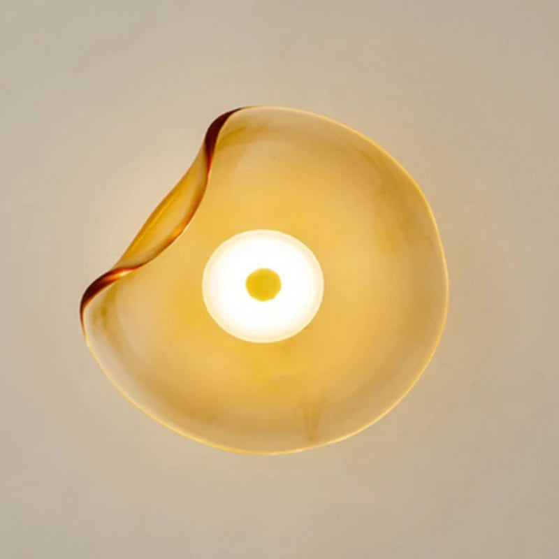 Modern organisk vägglampa i glas med varm LED-belysning