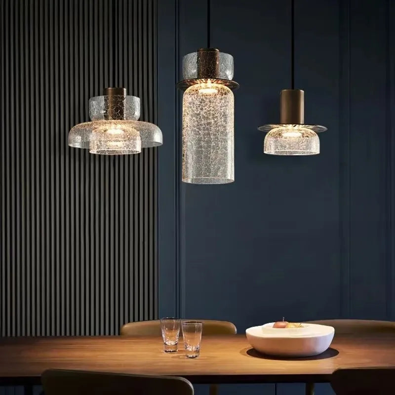 Modern pendellampa i spräckligt glas och metall för kök matsal och sovrum
