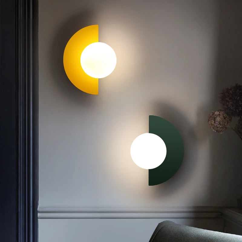 Nordisk vägglampa i färgad metall med LED för sovrum vardagsrum korridor