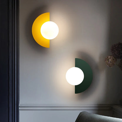 Nordisk vägglampa i färgad metall med LED för sovrum vardagsrum korridor