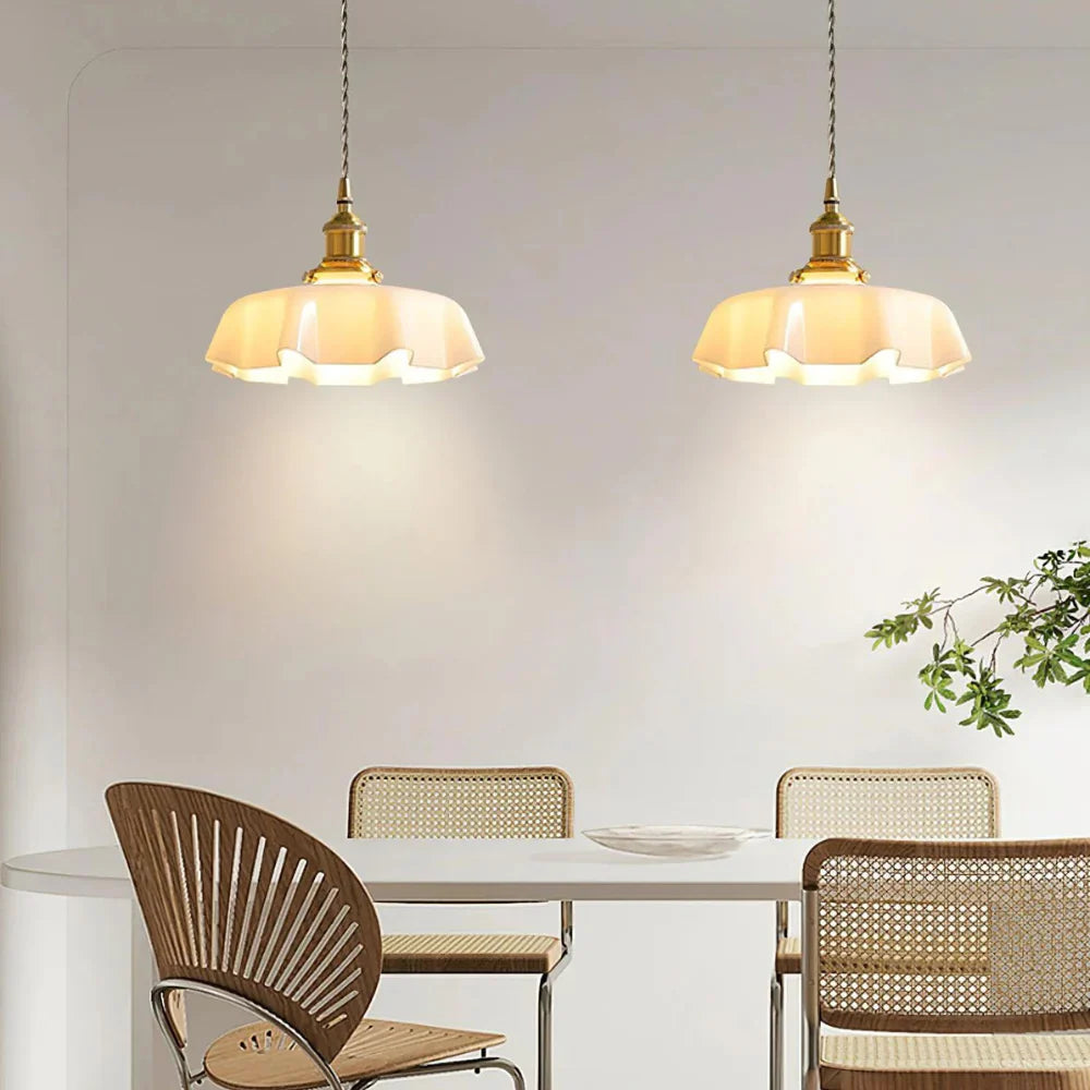 Retro pendellampa i glas och mässing med klassisk design för kök och matsal