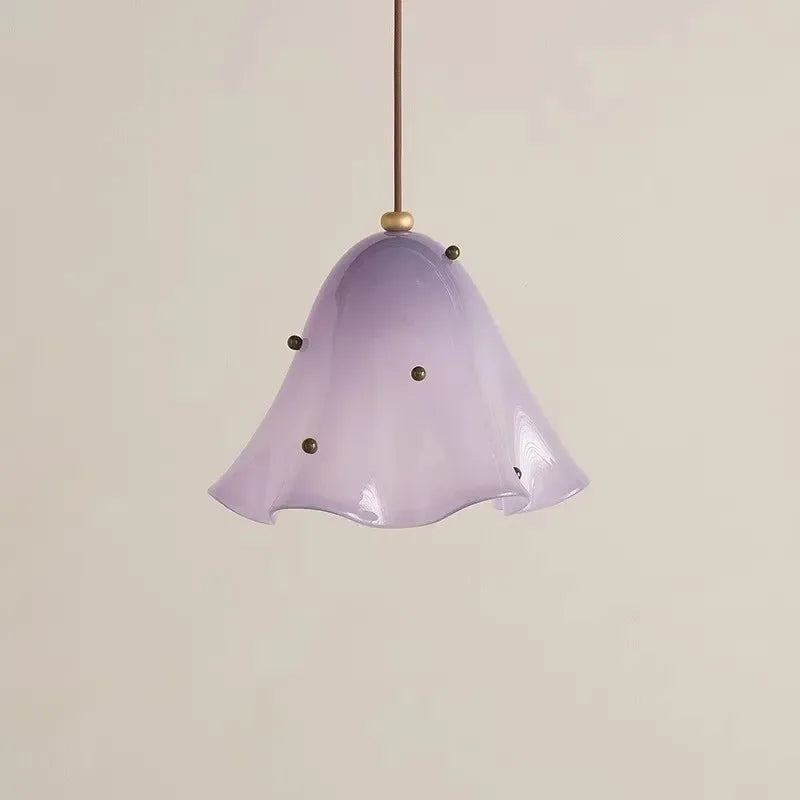 Blomformad pendellampa – fransk retrodesign i modern tolkning