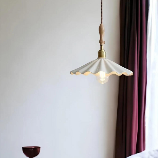Boho pendellampa i räfflad keramik med trädetaljer för kök matsal och vardagsrum