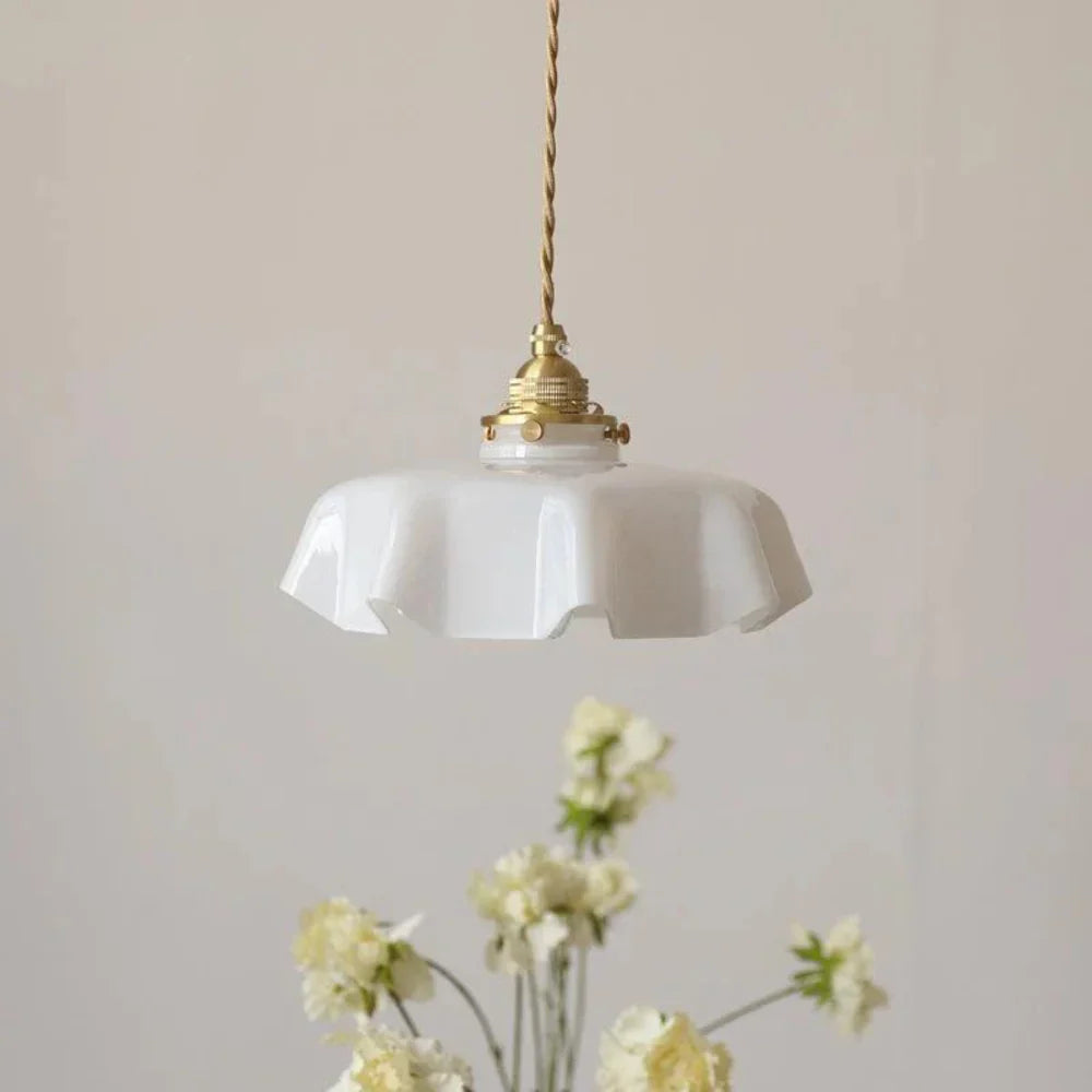 Retro pendellampa i glas och mässing med klassisk design för kök och matsal
