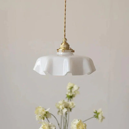 Retro pendellampa i glas och mässing med klassisk design för kök och matsal