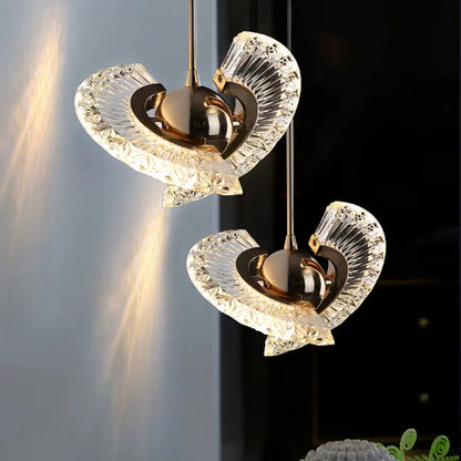 Modern pendellampa i metall med kristallinspirerad design för vardagsrum matsal