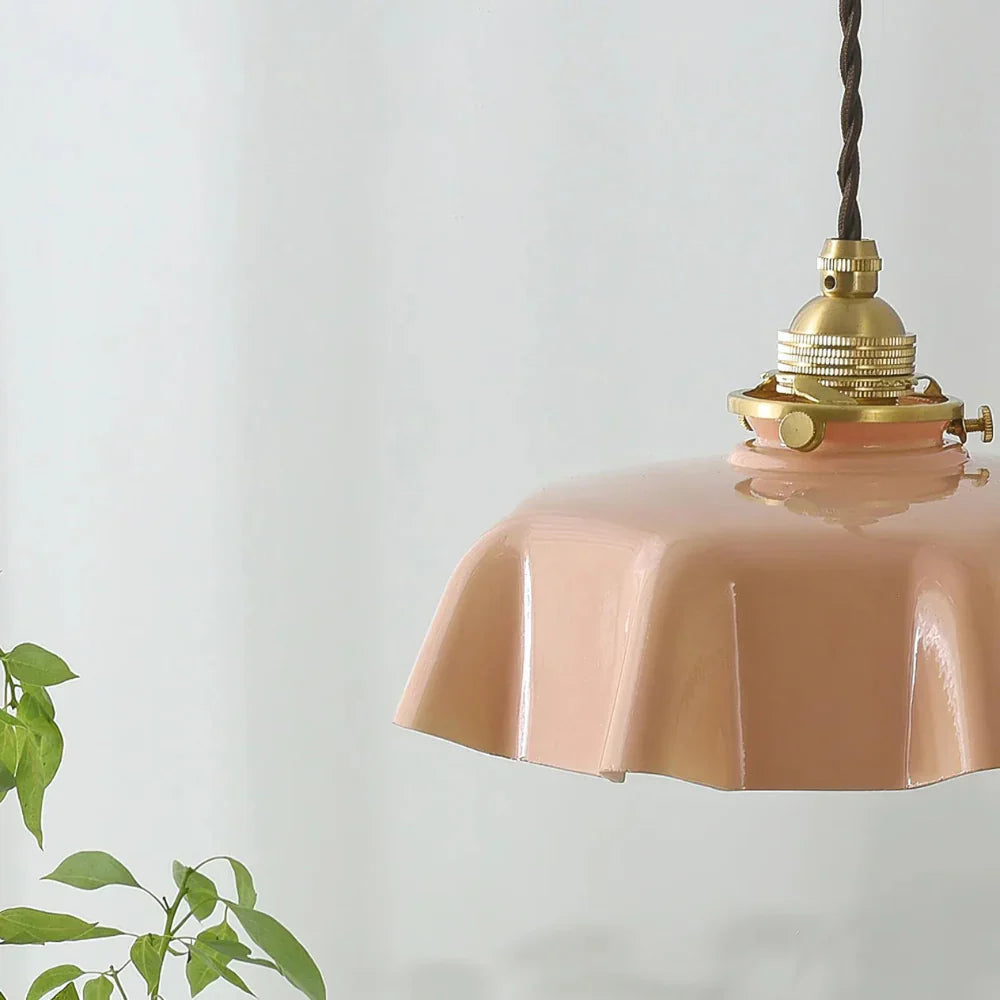 Retro pendellampa i glas och mässing med klassisk design för kök och matsal