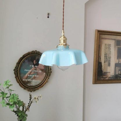 Retro pendellampa i glas och mässing med klassisk design för kök och matsal