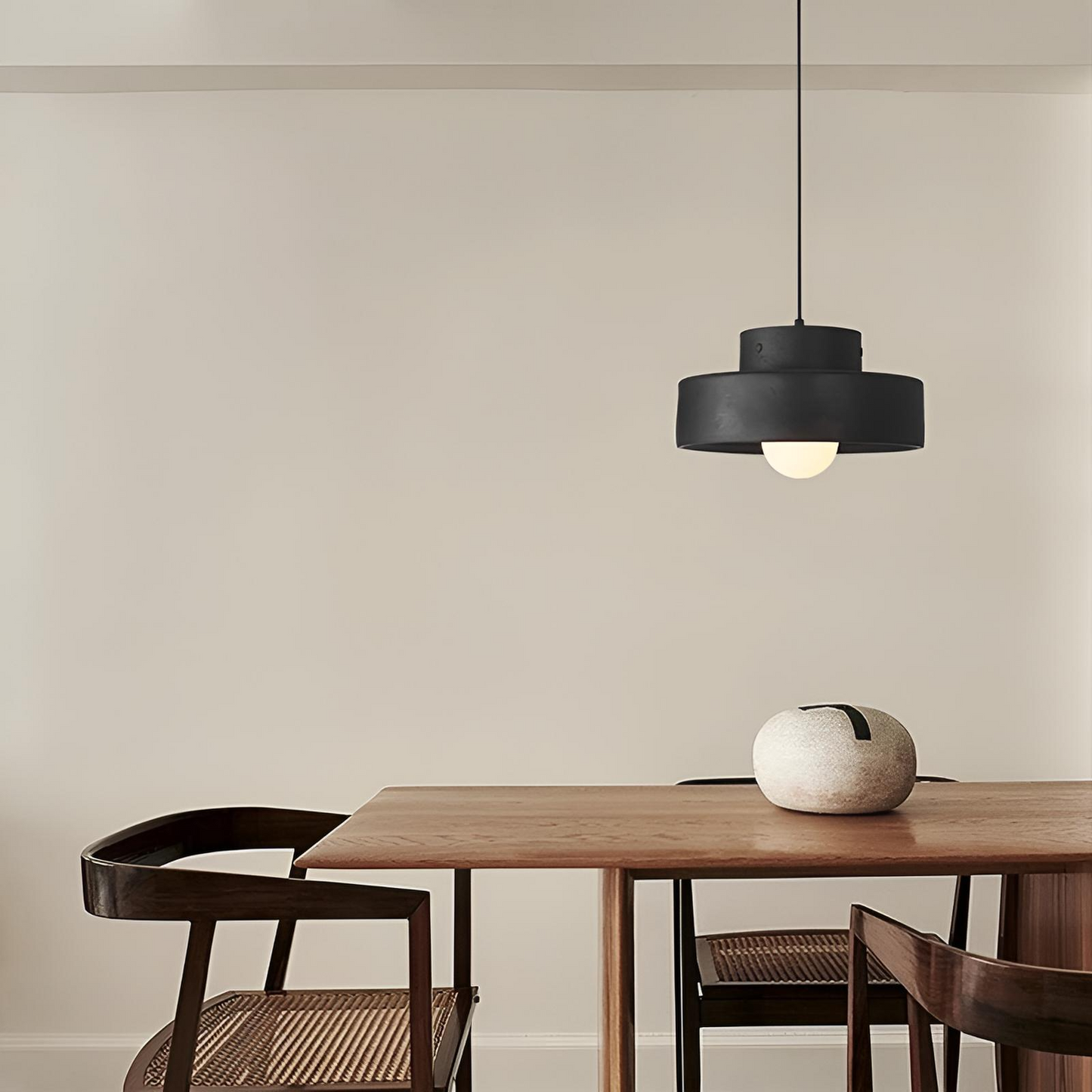 Modern takpendel i minimalistisk design med justerbar upphängning
