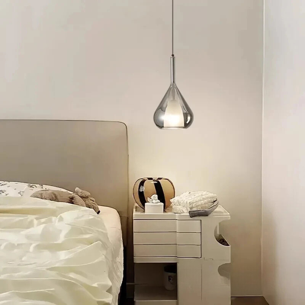 Modern glaspendel i vattendroppsdesign med LED och justerbar höjd