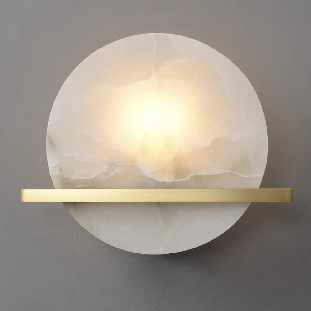 Modern vägglampa i marmor med alabasterkupa och mässingsdetaljer