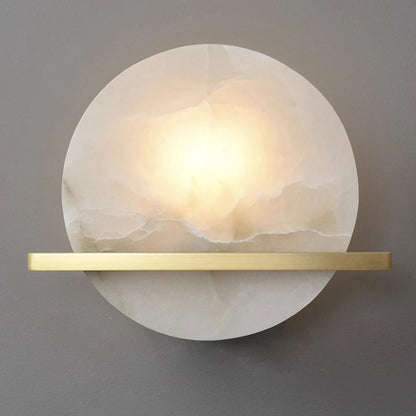 Modern vägglampa i marmor med alabasterkupa och mässingsdetaljer