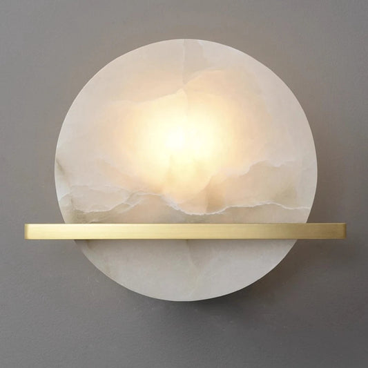 Modern vägglampa i marmor med alabasterkupa och mässingsdetaljer