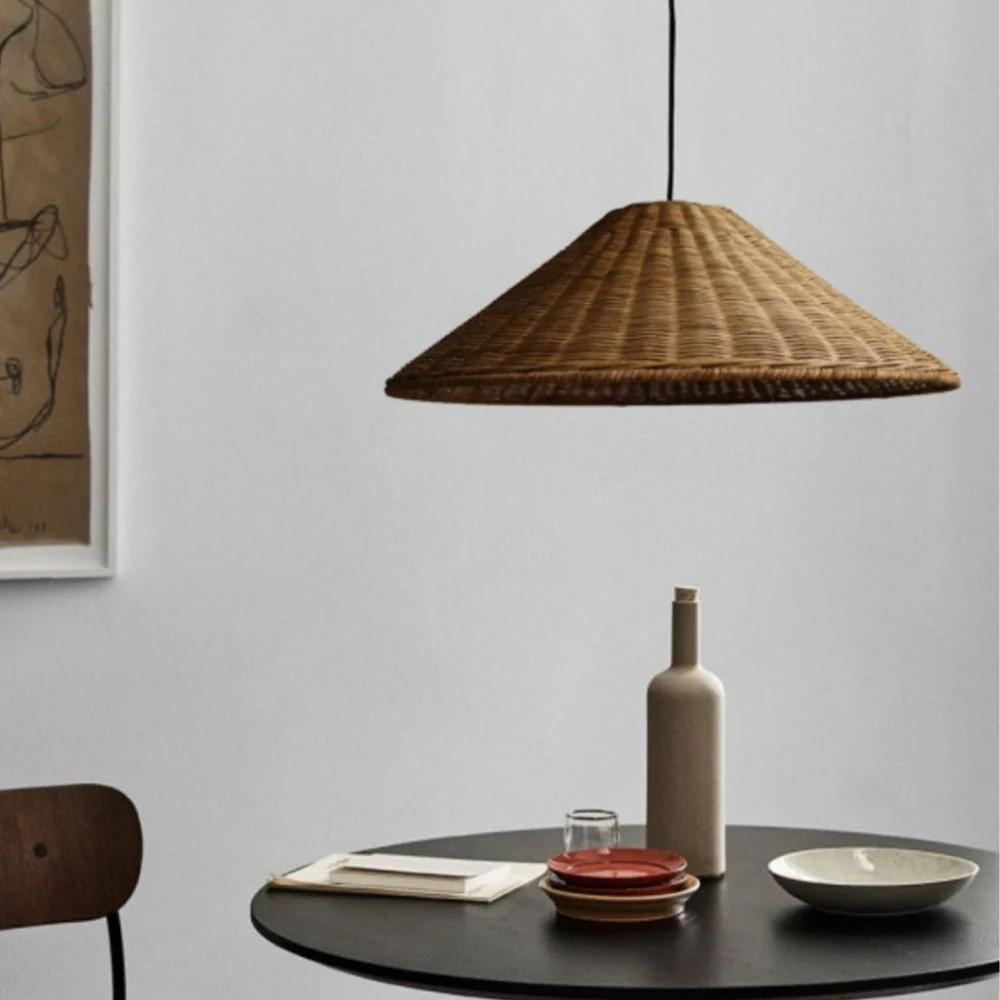 Handgjord rottinglampa i boho och japandi stil för kök vardagsrum matsal