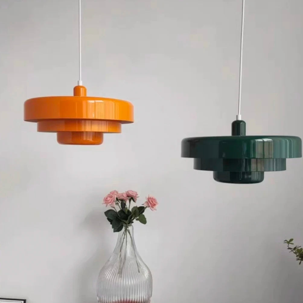 Dansk pendellampa i retrostil – färgstark taklampa i aluminium för kök och matsal