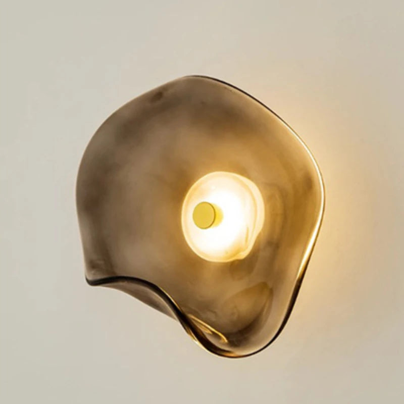 Modern organisk vägglampa i glas med varm LED-belysning