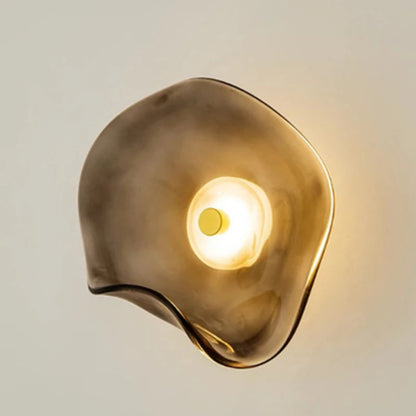 Modern organisk vägglampa i glas med varm LED-belysning