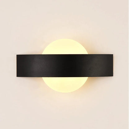 Modern vägglampa i metall och akryl med integrerad LED-belysning