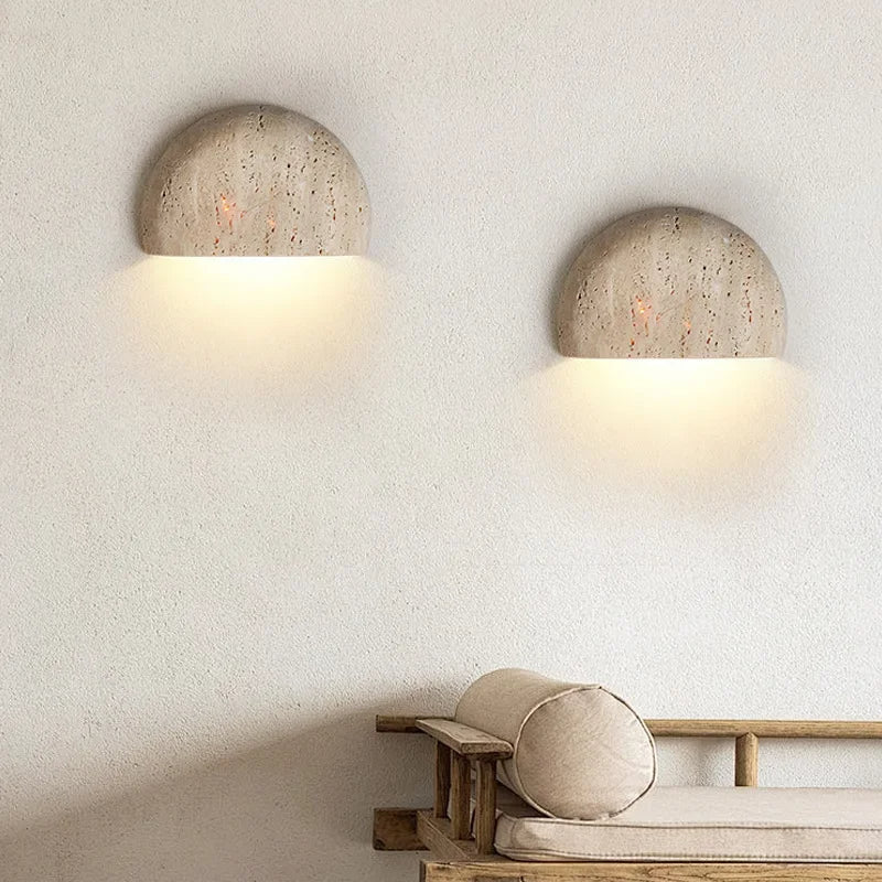 Halostone | Designad halvcirkelformad stenvägglampa – stämningsfull inredningsbelysning