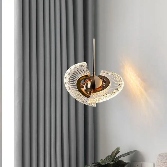 Modern pendellampa i metall med kristallinspirerad design för vardagsrum matsal