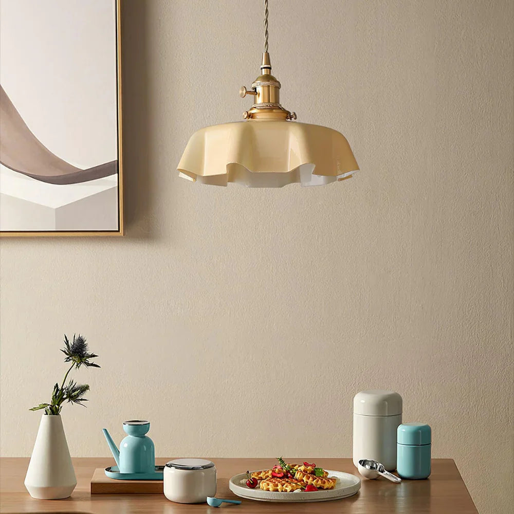 Retro pendellampa i glas och mässing med klassisk design för kök och matsal