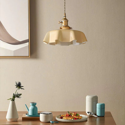 Retro pendellampa i glas och mässing med klassisk design för kök och matsal
