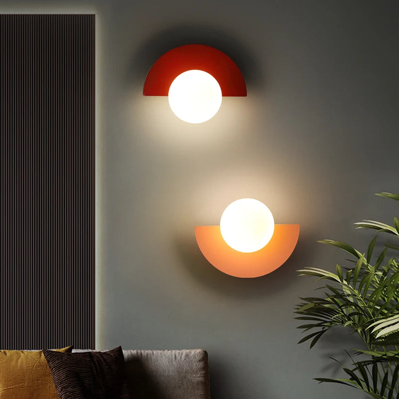 Nordisk vägglampa i färgad metall med LED för sovrum vardagsrum korridor