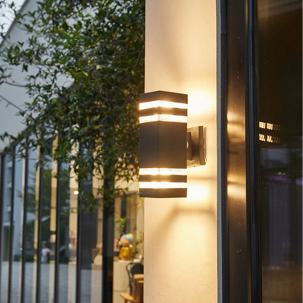 Vattentålig vägglampa i modern design för ute och inne