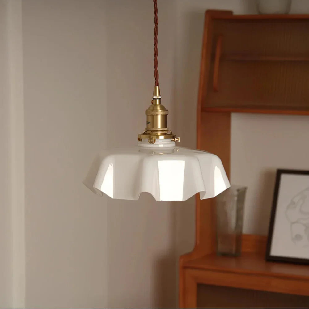 Retro pendellampa i glas och mässing med klassisk design för kök och matsal