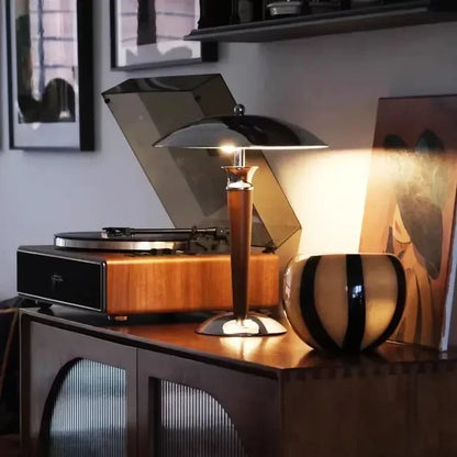 Bordslampa i modern retro design med träfot och metallskärm för sovrum kontor vardagsrum