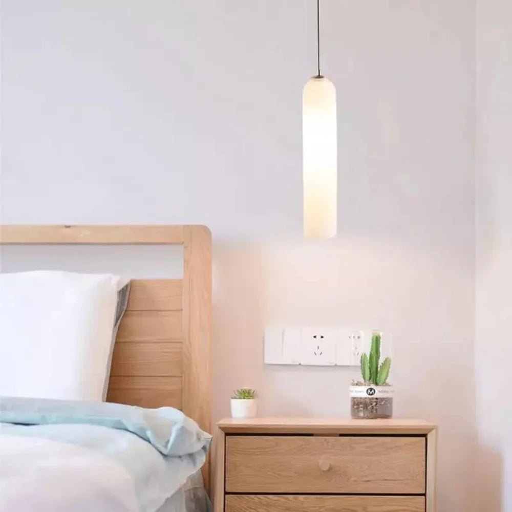 Modern glaspendel med mässingsdetaljer och justerbar höjd