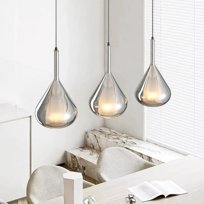 Modern glaspendel i vattendroppsdesign med LED och justerbar höjd