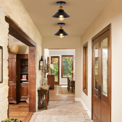 Modern industriell taklampa i svart metall – stilren plafond för vardagsrum och hall