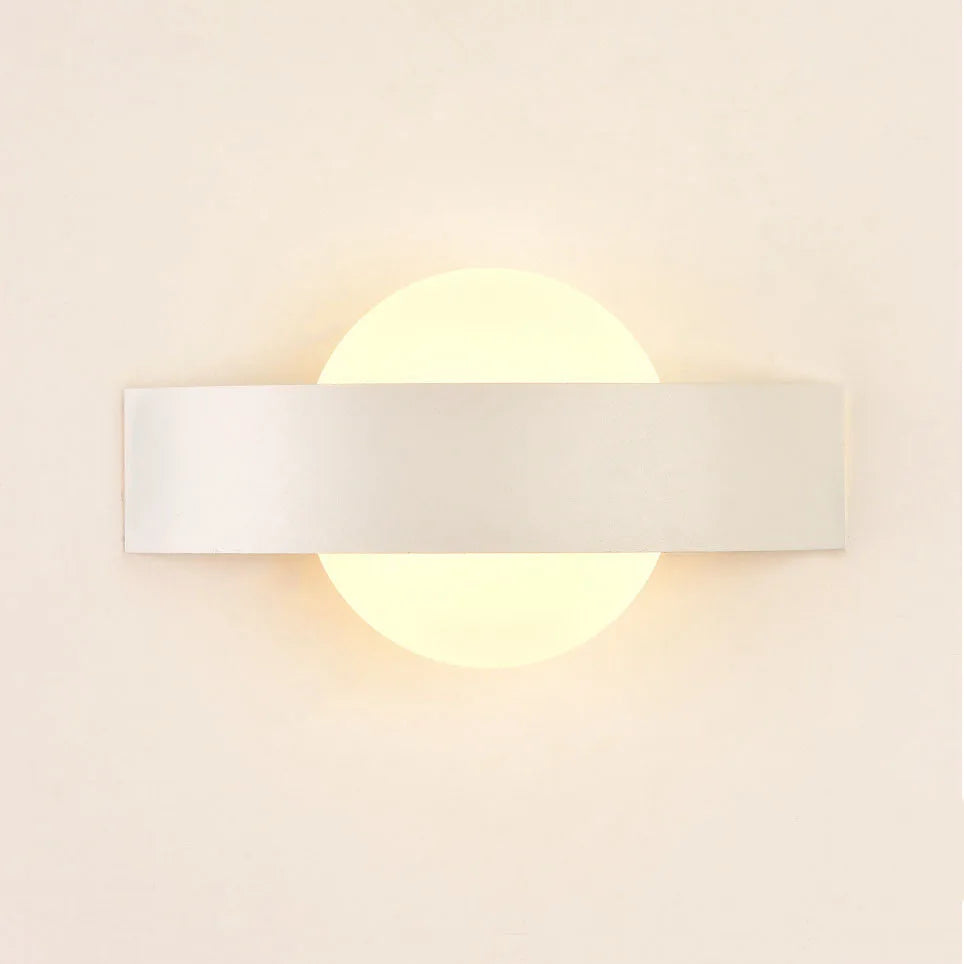 Modern vägglampa i metall och akryl med integrerad LED-belysning