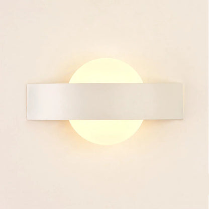 Modern vägglampa i metall och akryl med integrerad LED-belysning