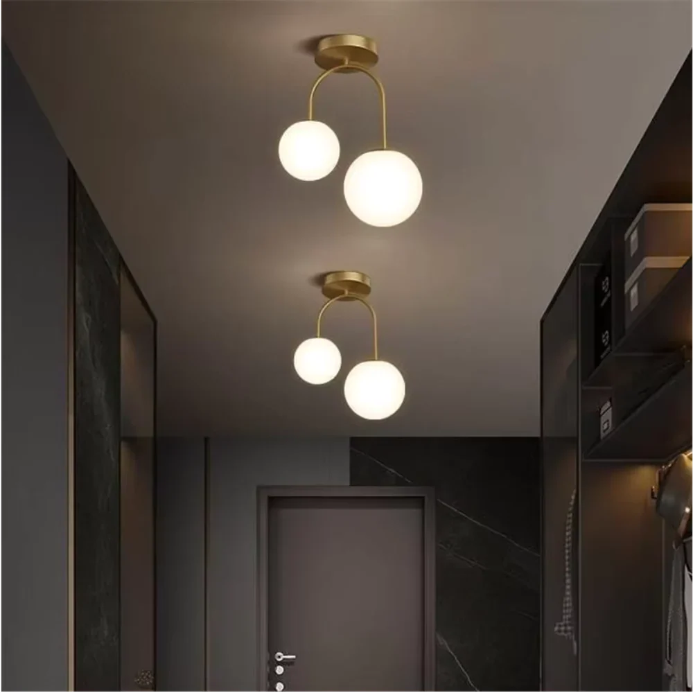 Modern taklampa i metall och glas – elegant LED-belysning för vardagsrum och sovrum
