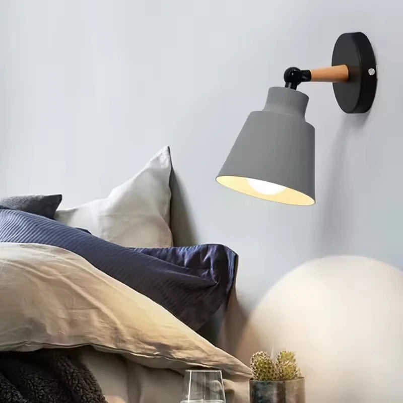 Nordisk vägglampa i trä och metall med LED för sovrum vardagsrum hall