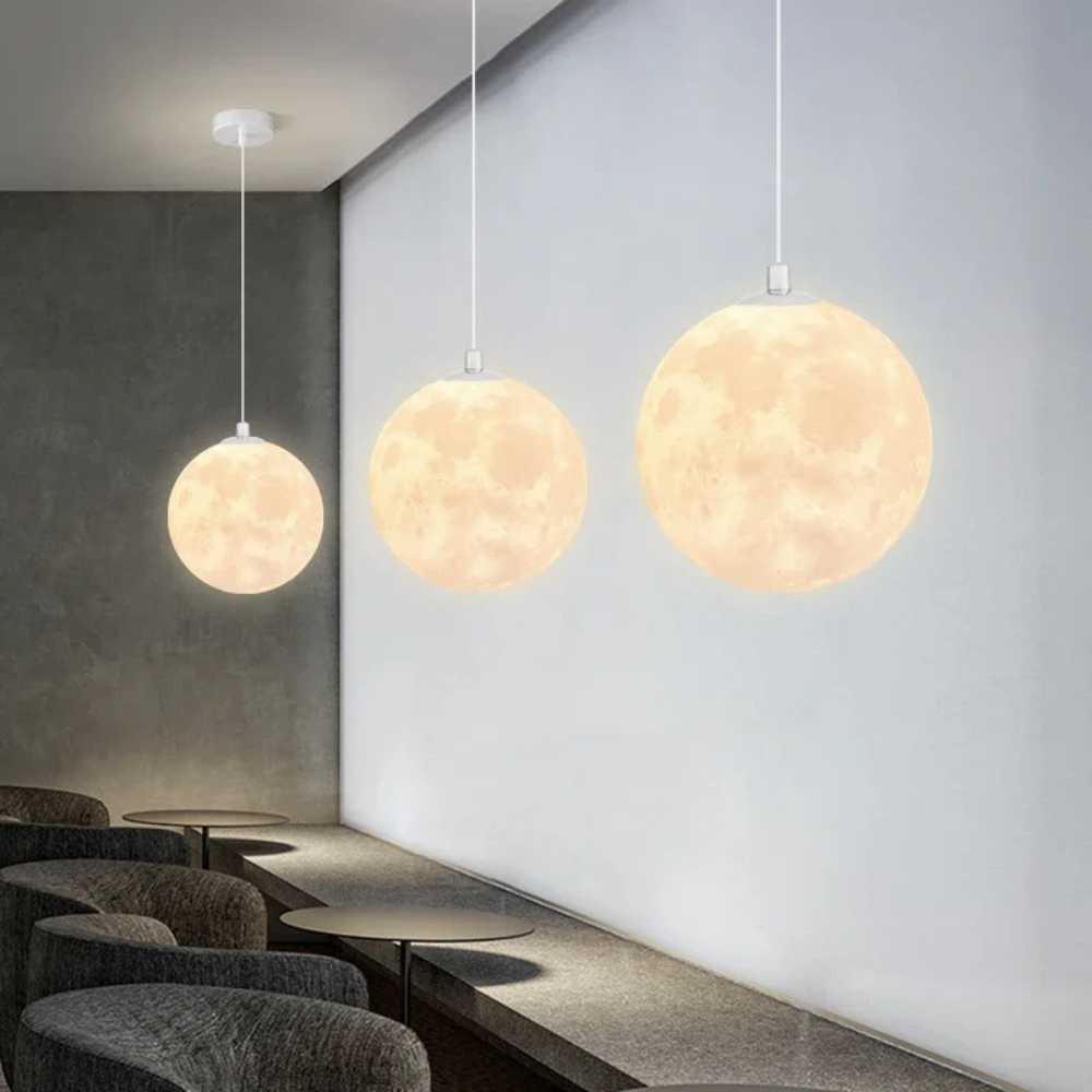 Måninspirerad pendellampa i glas med justerbar höjd och varm LED-belysning