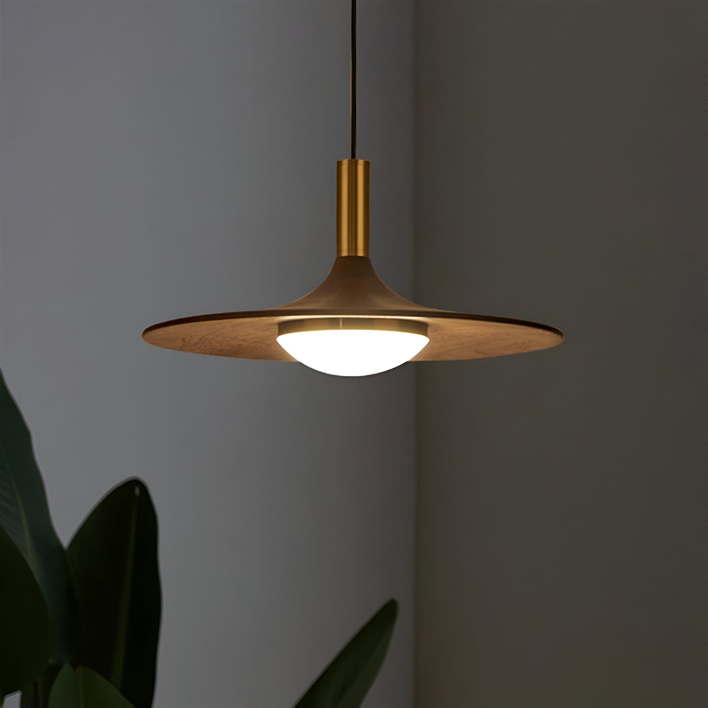 Nordisk takpendel i koppar med justerbar lampskärm för kök och vardagsrum