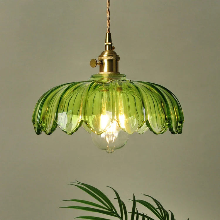Vintage pendellampa i glas med vågig lampskärm och mässingsdetaljer för matsal och vardagsrum