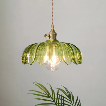Vintage pendellampa i glas med vågig lampskärm och mässingsdetaljer för matsal och vardagsrum