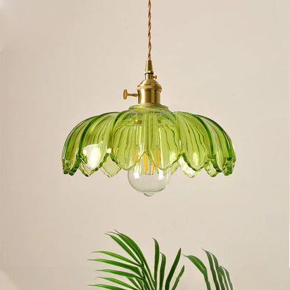 Vintage pendellampa i glas med vågig lampskärm och mässingsdetaljer för matsal och vardagsrum